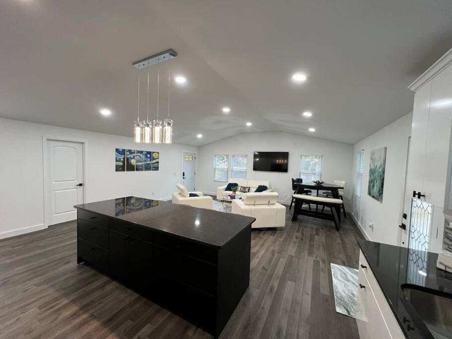 Modern Home At Colonial College Park Atlanta Exterior photo